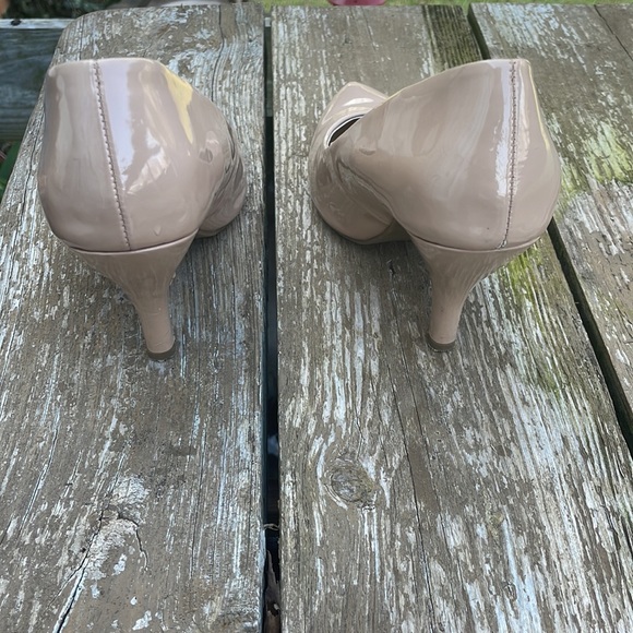 Kenneth Cole REACTION Tan Pumps - Picture 2 of 7